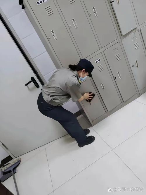 {“title”: “从流水线到新赛道 一次被迫转型带来的职业思考”, “content”: “\n\n在制造业车间里日复一日打螺丝，曾是许多基层劳动者维持生计的方式。然而当订单不足成为常态，上半个月班、放假半个月的排班模式，让收入陡降，生活压力骤增。面对这样的困境，有人选择被动等待，有人开始主动寻找新的出路。经朋友介绍，我接触到了和影物业，也由此开启了一段意想不到的职业转型。\n\n**一、订单不足背后的结构性困境**\n\n工厂订单不足并非偶然。近年来，外部需求波动、产业链调整以及季节性因素叠加，使得