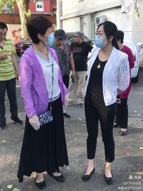 现场调研解难题 王美霞副处长带队协调中央新影小区14号院物业问题